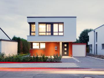 Neubau mit Aktionshaustür aus Aluminium von PaX